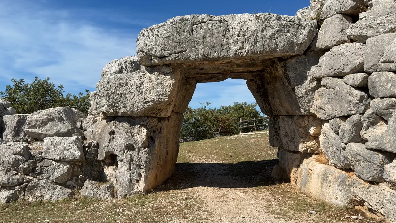 La Porta Saracena di Segni vista dal sentiero, con l’architrave monolitico sopra il passaggio