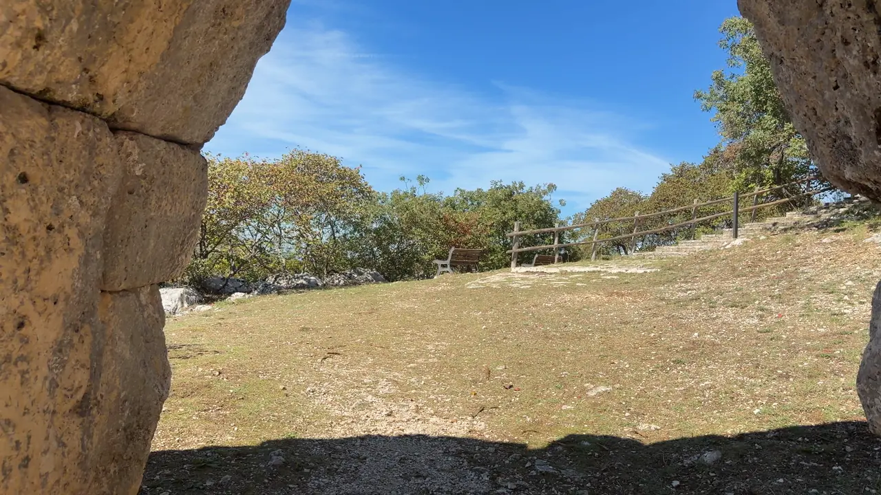 Il prato dell’acropoli di Segni appena oltre la Porta Saracena