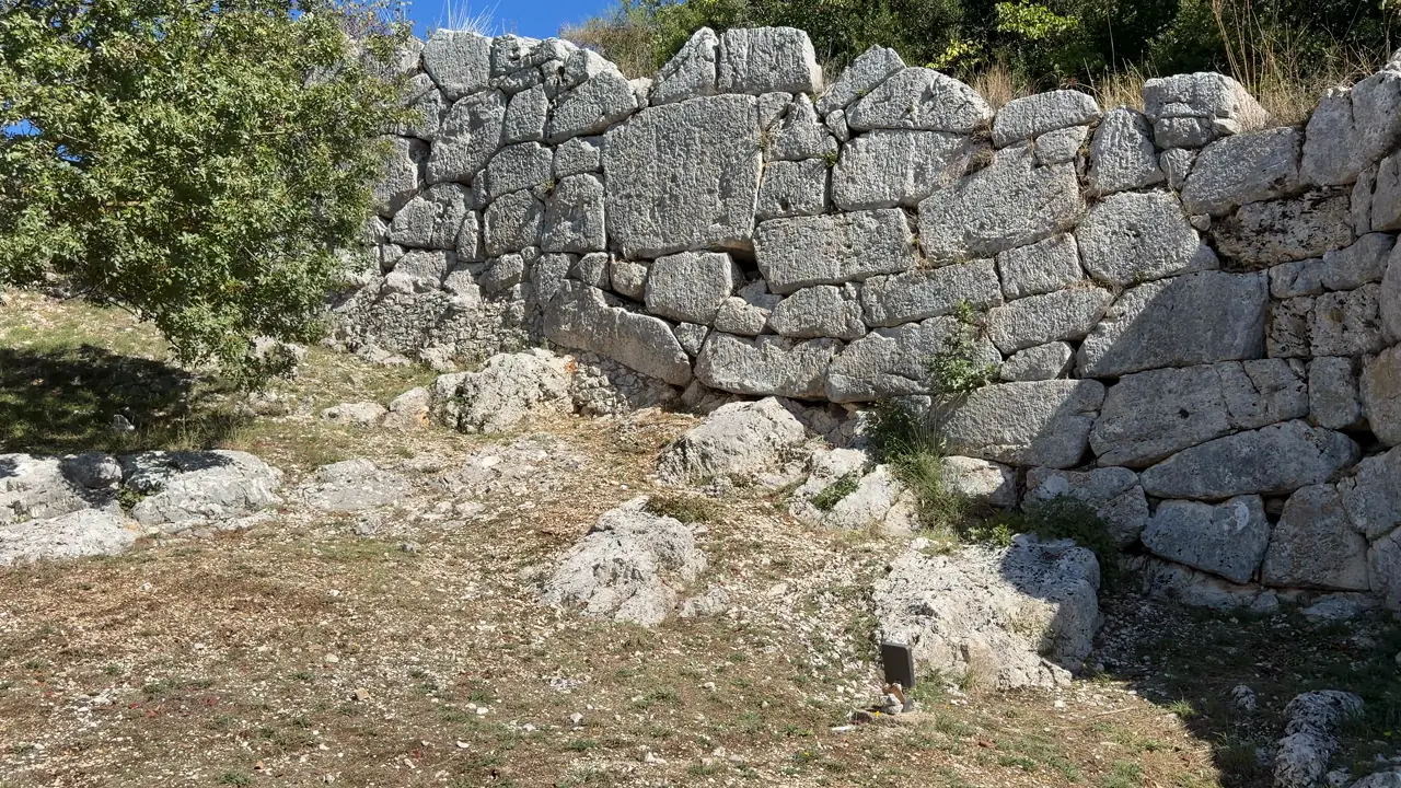 Il muro poligonale dell’acropoli di Segni, grandi blocchi di pietra calcarea incastrati a secco
