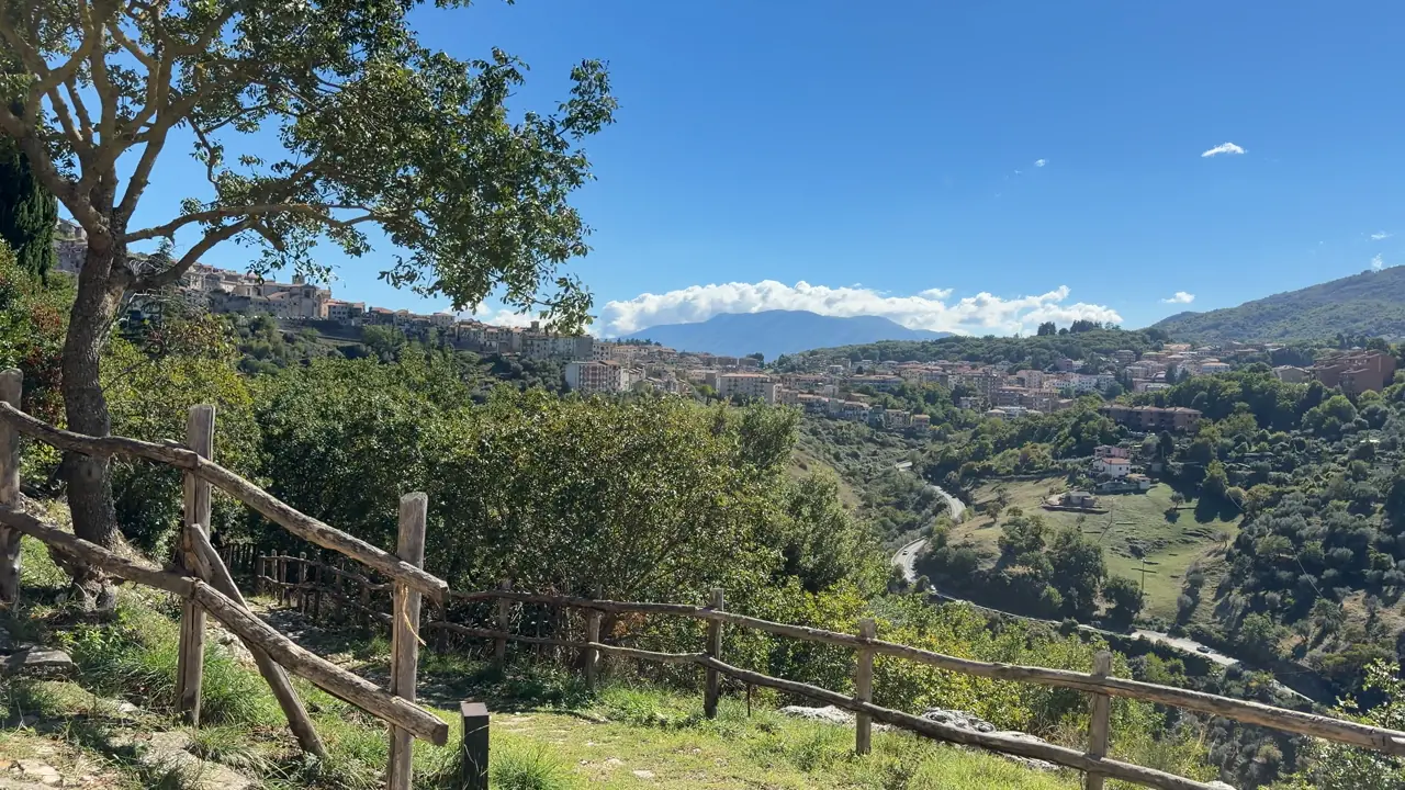 Il panorama dal sentiero dell’acropoli sulla valle del Sacco, con il paese sul crinale