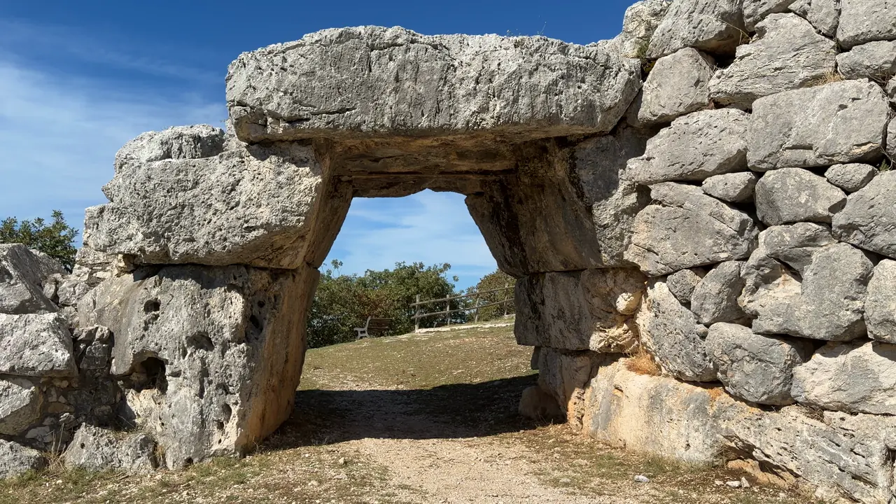 La Porta Saracena vista al termine del giro, l’architrave intero contro il cielo